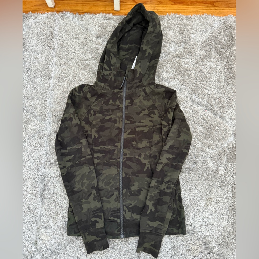 Lululemon women’s zip up hoodie sweatshirt! Size 8!